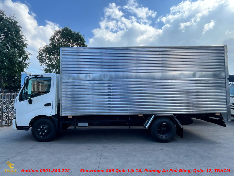 xe-tai-hino-300-thung-kin-1
