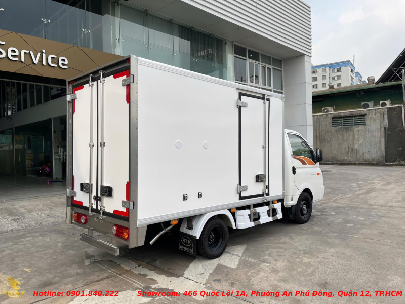 xe-tai-h150-thung-kin-composite-3