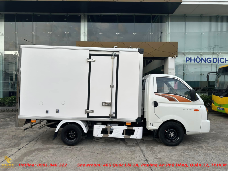 xe-tai-h150-thung-kin-composite-2