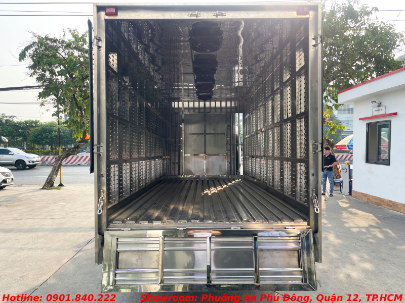 xe-tai-isuzu-1t9-thung-cho-ga-con-2