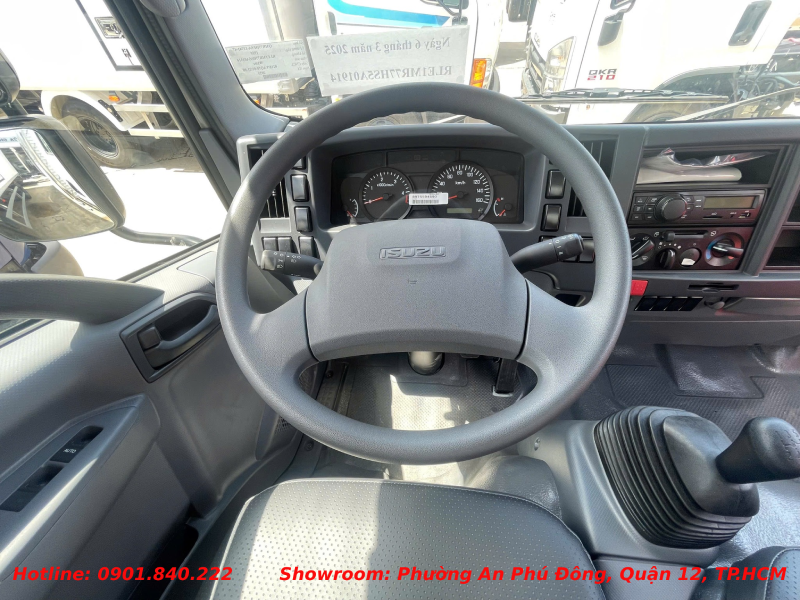 xe-tai-isuzu-1t9-thung-kin-2