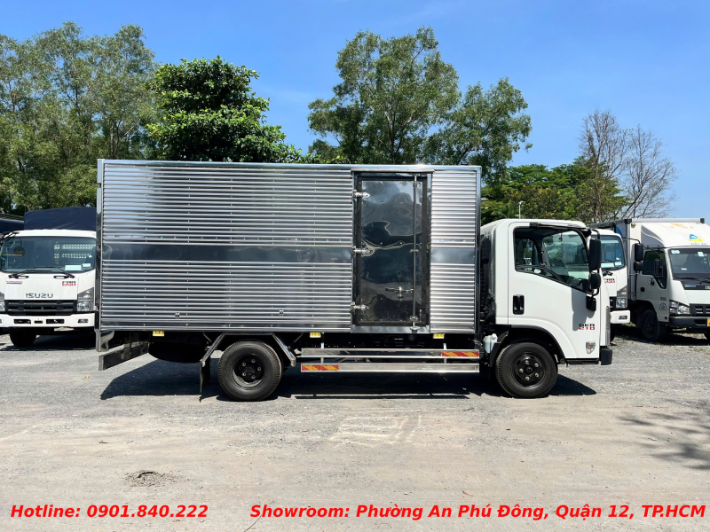 xe-tai-isuzu-1t9-thung-kin-3
