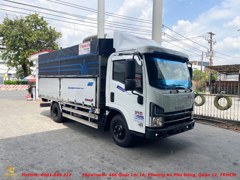 xe-tai-isuzu-qkr-270-thung-bat-1