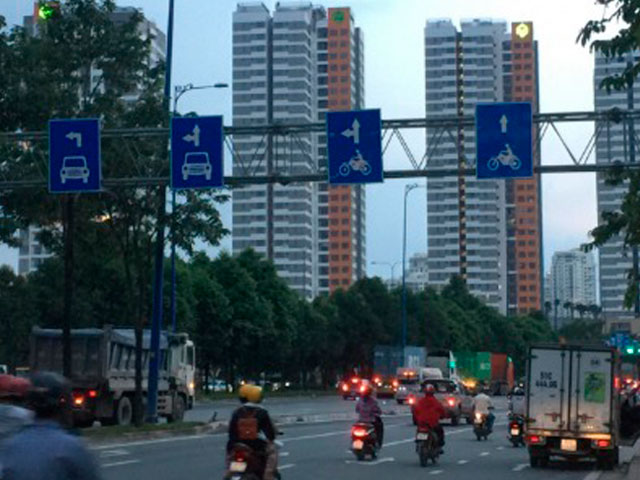 Ôtô bị phạt sai làn ở Sài Gòn: Bài học cho xe tỉnh lên thành phố