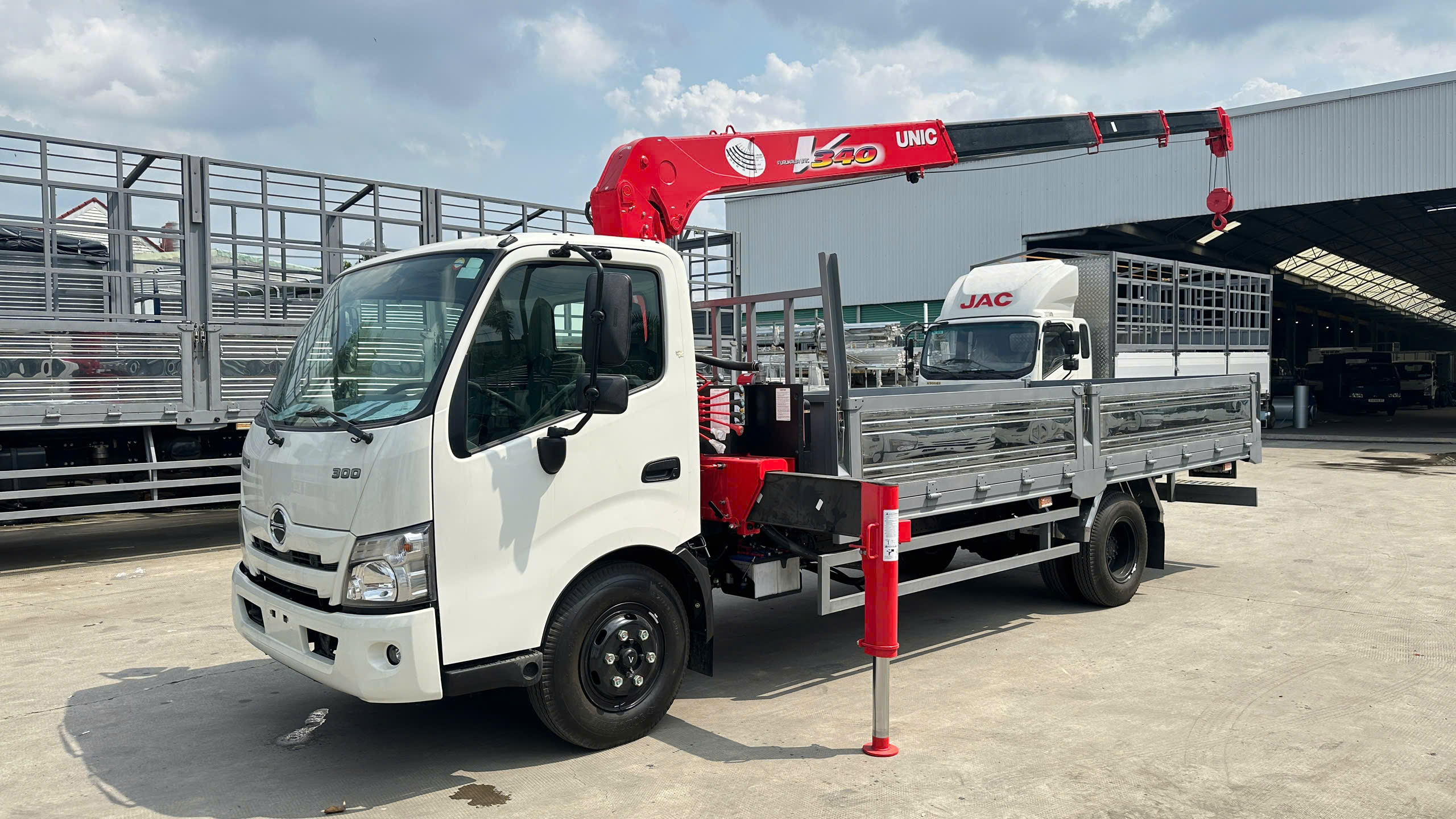 Xe Tải Hino XZU730L Tải 3T4 Gắn Cẩu UR - V344 -3