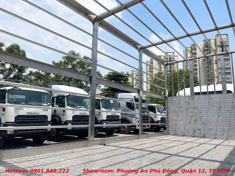 xe-tai-isuzu-6t5-thung-cho-gia-cam-2