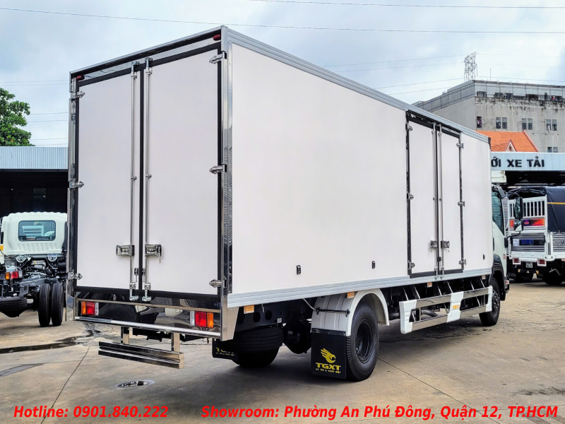 xe-tai-isuzu-6t5-thung-kin-composite-4